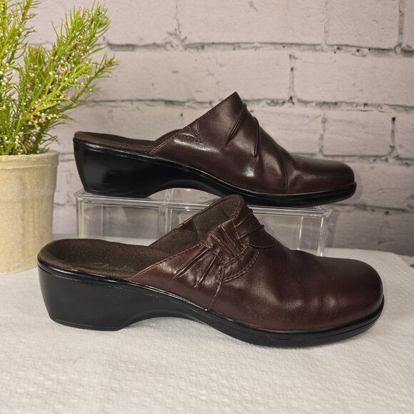 WOMENS CLARK SLIP ON BROWN LEATHER MULES SMALL HEEL SIZE 8.5 EUC - Picture 9 of 9